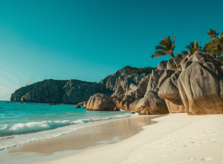 Pantai Belitung dengan batu granit besar dan laut biru toska di bawah langit cerah.