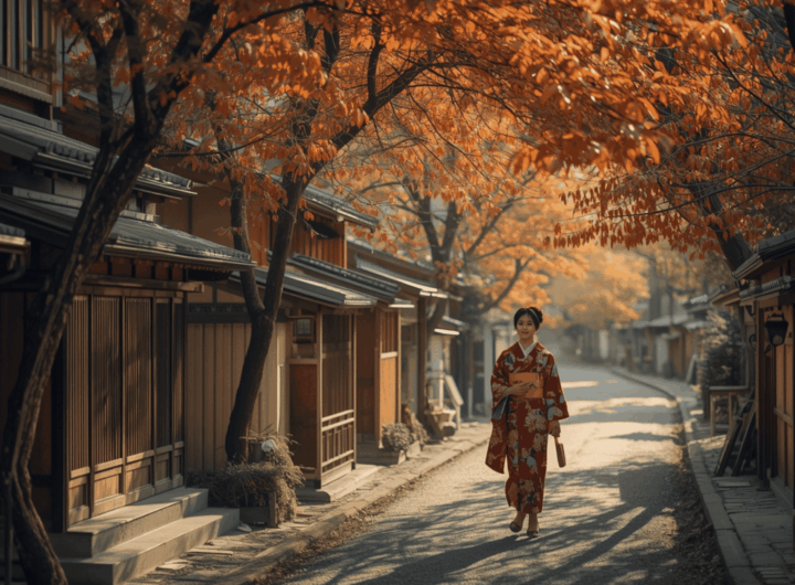 Perempuan memakai kimono berjalan di jalan kecil Kyoto saat musim gugur dengan daun berwarna oranye dan lentera tradisional.