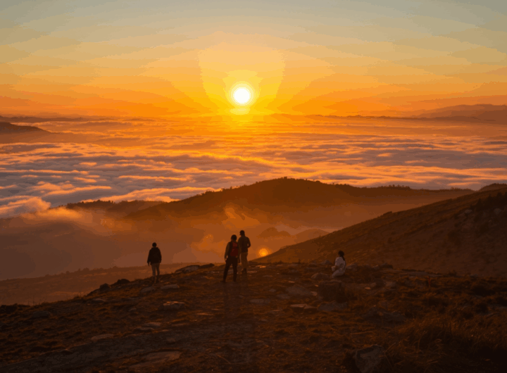 Sunrise di Bukit Sikunir Dieng dengan lapisan awan dan siluet pegunungan.